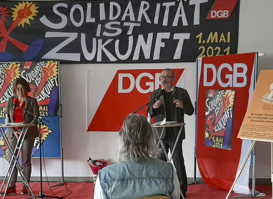 1. Mai - Kundgebung des DGB Kreisverbandes Mühldorf in Waldkraiburg mit Kreisvorsitzendem Richard Fischer und Linda Schneider, der stellvertretenden DGB-Bezirksleiterin. Foto: Ursel Fischer