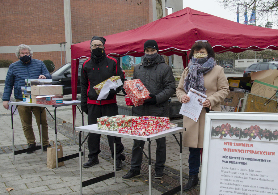 Mitglieder des SPD-ORtsvereins Waldkraiburg verteilen leere Weihnachtspäckchen zum Befüllen für Seniorenheim-Bewohner am Samstag auf dem Wochenmarkt Waldkraiburg.